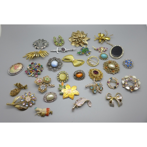 914 - A collection of thirty brooches