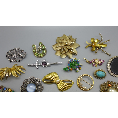 914 - A collection of thirty brooches