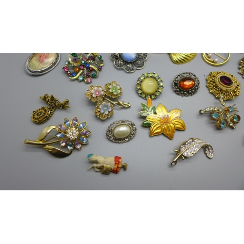 914 - A collection of thirty brooches