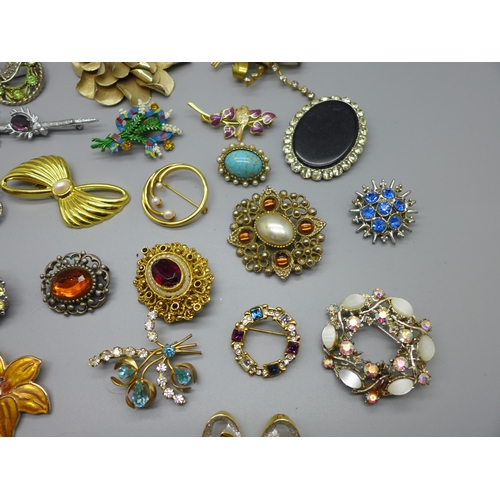 914 - A collection of thirty brooches