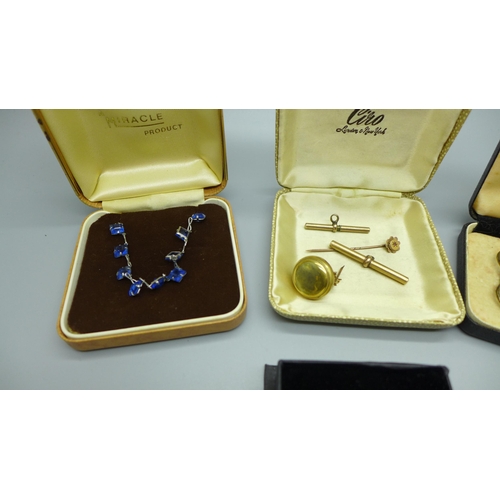 918 - Two T-bars, a 9ct gold stick pin, brooch, a cameo brooch and other jewellery