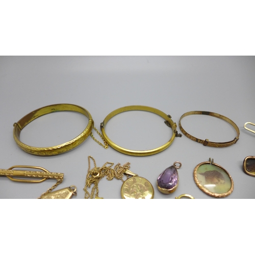 919 - Gold plated jewellery