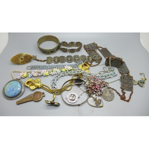 922 - Vintage jewellery