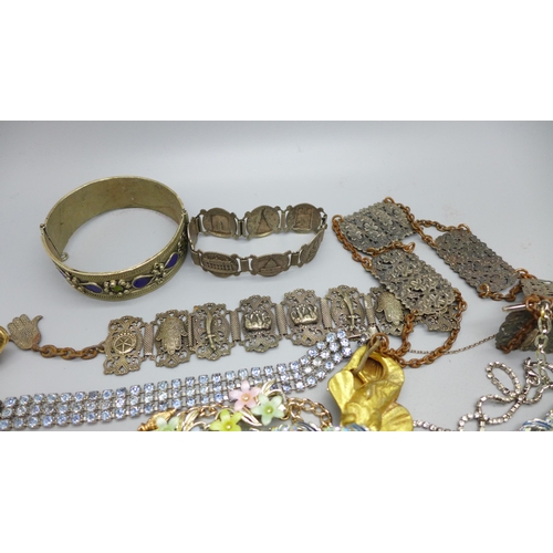 922 - Vintage jewellery