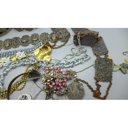 922 - Vintage jewellery