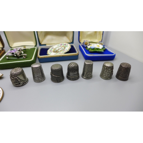 923 - A silver thimble, other thimbles, brooches, etc.