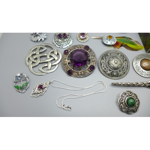 931 - Scottish and Celtic style jewellery, mainly brooches