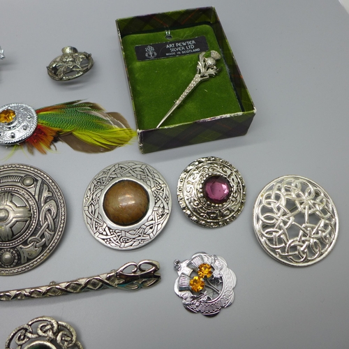 931 - Scottish and Celtic style jewellery, mainly brooches