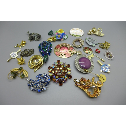 932 - A collection of costume brooches