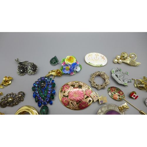 932 - A collection of costume brooches