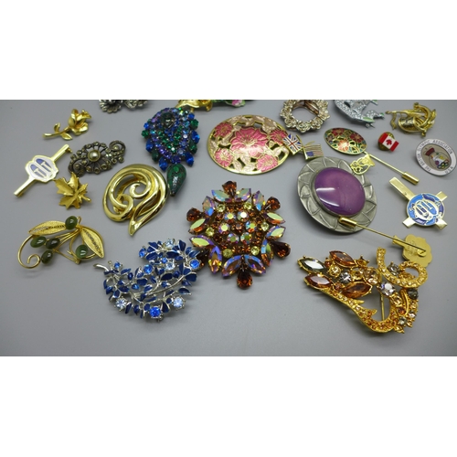 932 - A collection of costume brooches