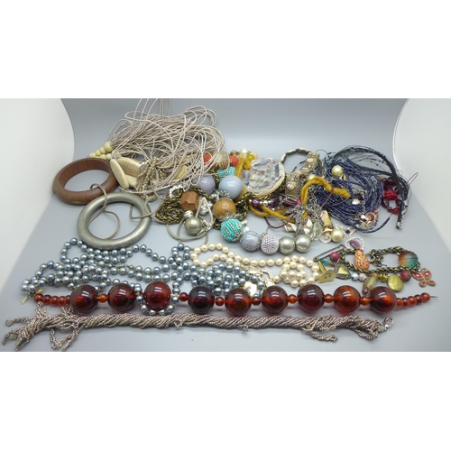 933 - Costume jewellery