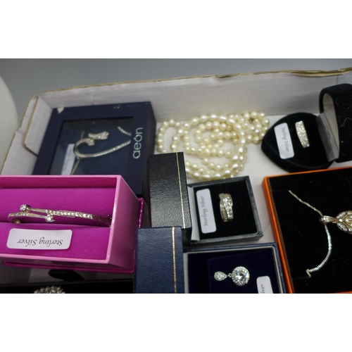 948 - A collection of sterling silver set jewellery