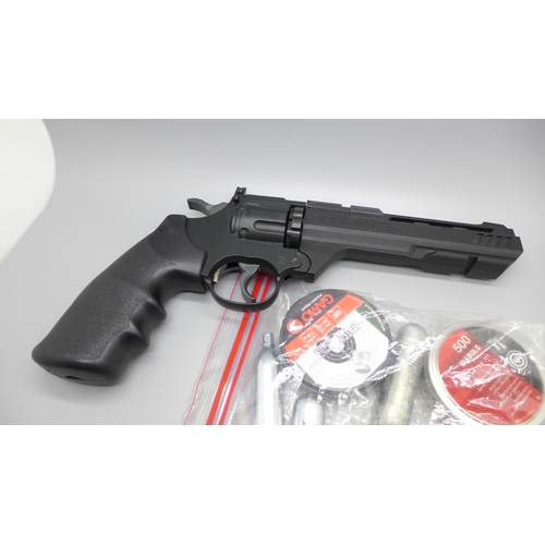 951 - A Crosman Vigilante .177 calibre BB 4.5mm target shooting air pistol, with CO2 capsules and 1000 pel... 