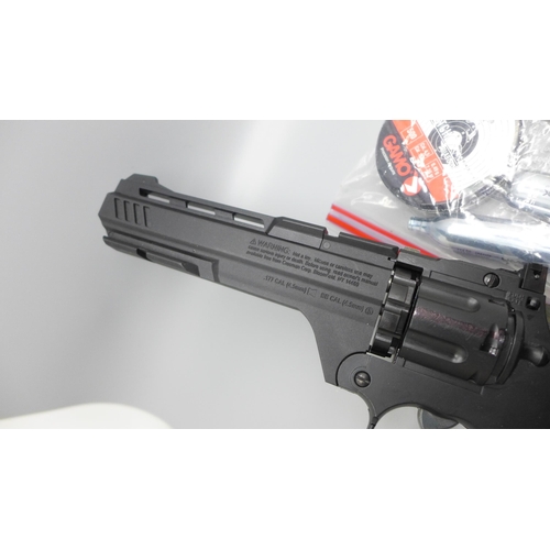 951 - A Crosman Vigilante .177 calibre BB 4.5mm target shooting air pistol, with CO2 capsules and 1000 pel... 