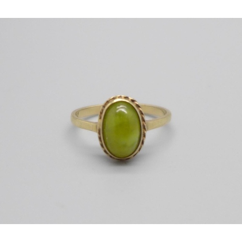 956 - A 9ct gold and green stone ring, 2.0g, N