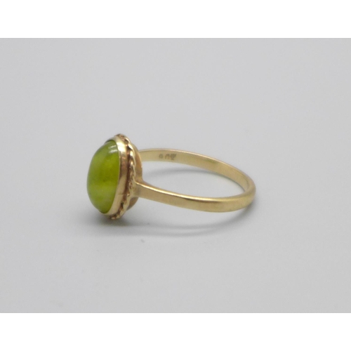 956 - A 9ct gold and green stone ring, 2.0g, N