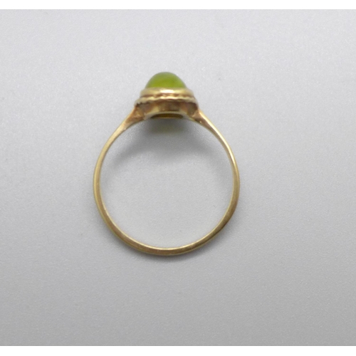 956 - A 9ct gold and green stone ring, 2.0g, N