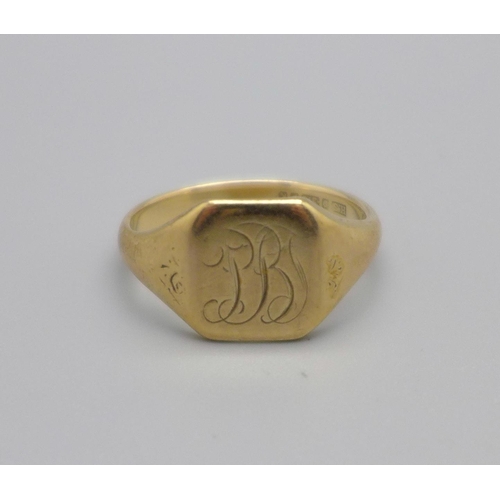 958 - A 9ct gold signet ring, engraved with initials, 4.6g, S