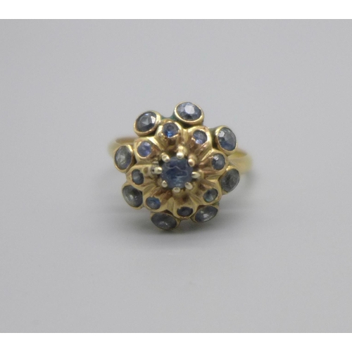 962 - An 18ct gold and blue stone cluster ring, 4.0g, M