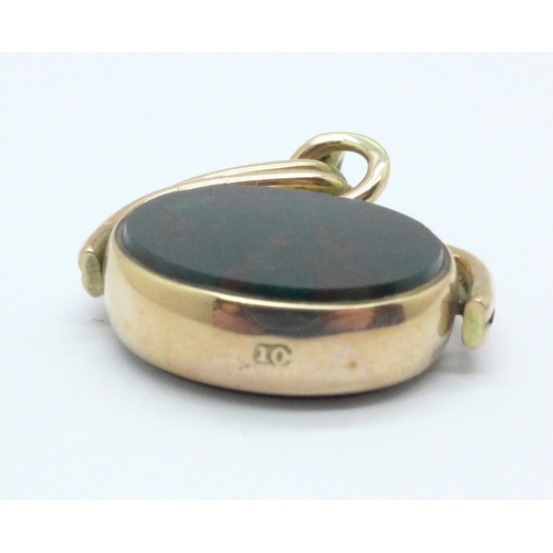 970 - A yellow metal carnelian and bloodstone seal fob, 7.4g