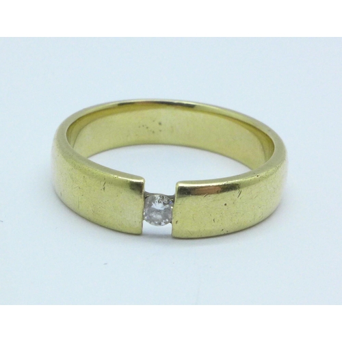 976 - A yellow metal and diamond set ring, 6.5g, V