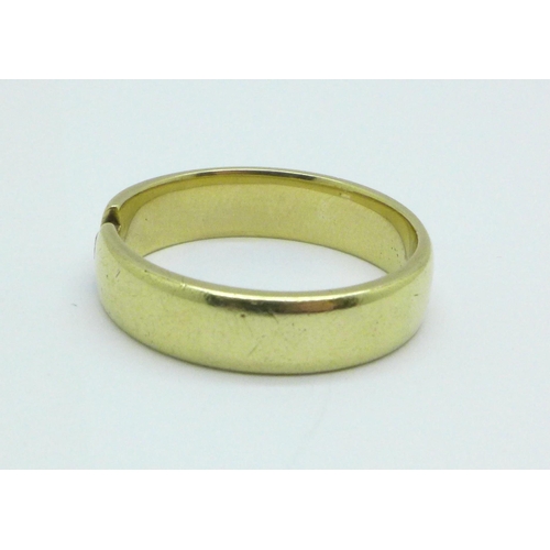 976 - A yellow metal and diamond set ring, 6.5g, V