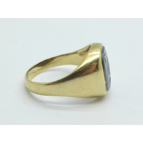 982 - A 9ct gold and hematite intaglio ring, 4.8g, S