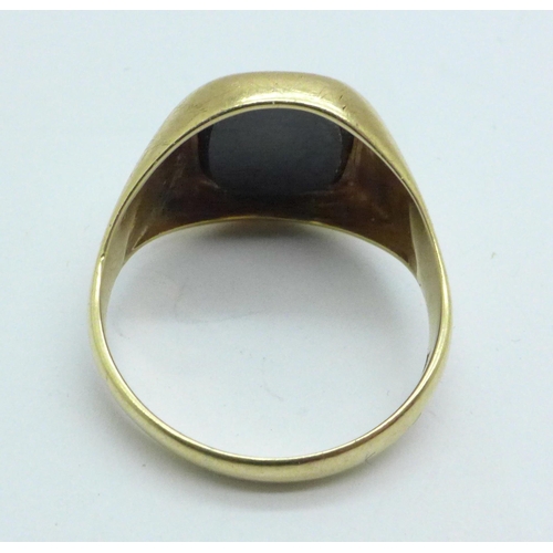 982 - A 9ct gold and hematite intaglio ring, 4.8g, S