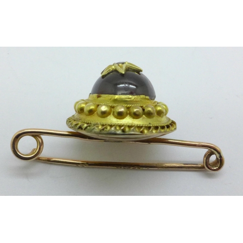 991 - A Victorian yellow metal and cabochon garnet brooch, 5.2g