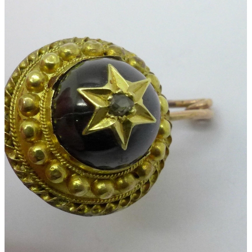 991 - A Victorian yellow metal and cabochon garnet brooch, 5.2g