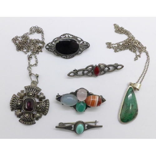 992 - Silver jewellery set with semi-precious gemstones including chalcedony, rose quartz, banded agate, e... 