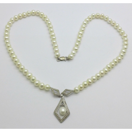 993 - A silver and cultured pearl necklace