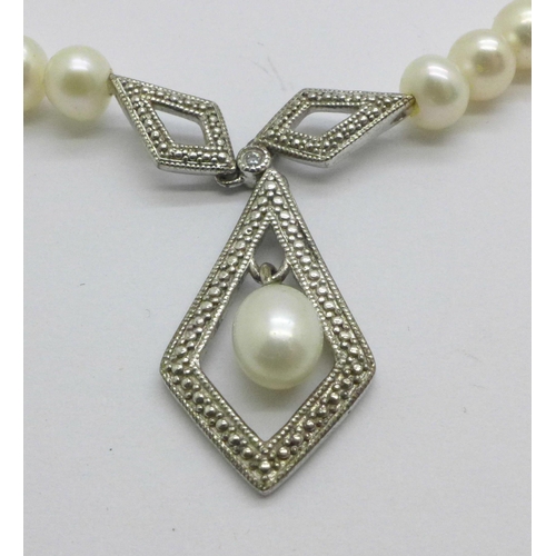 993 - A silver and cultured pearl necklace