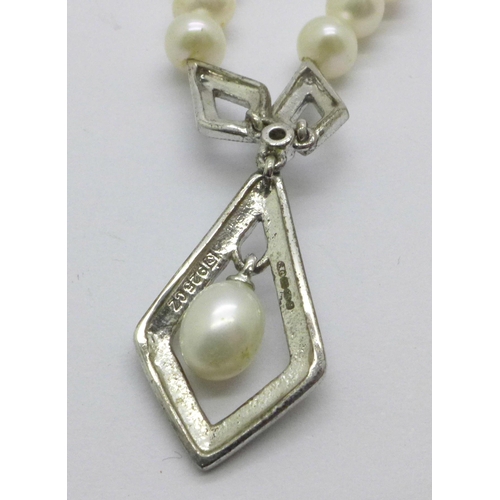 993 - A silver and cultured pearl necklace