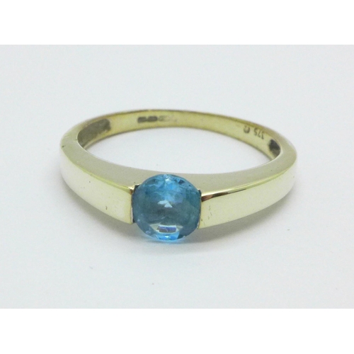 995 - A 9ct yellow gold and topaz solitaire ring 2.2g, M