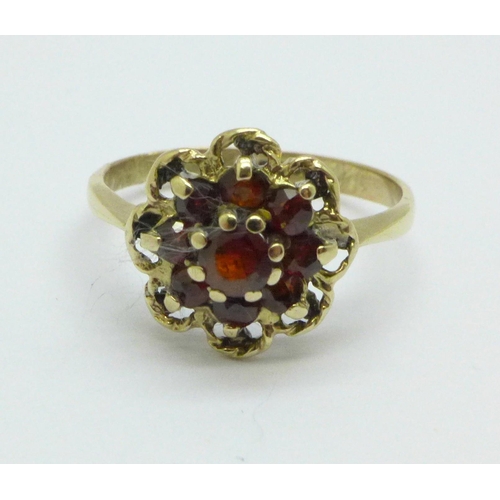 999 - A 9ct gold and garnet cluster ring, 1.6g, J