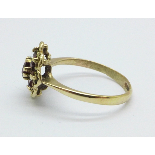 999 - A 9ct gold and garnet cluster ring, 1.6g, J