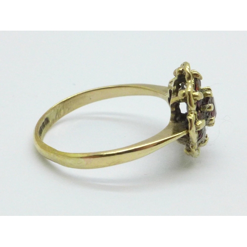 999 - A 9ct gold and garnet cluster ring, 1.6g, J