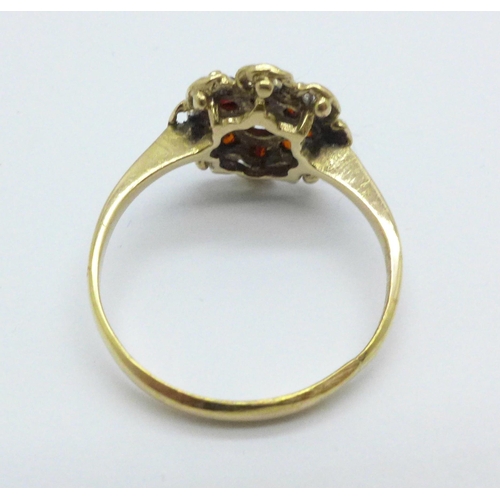 999 - A 9ct gold and garnet cluster ring, 1.6g, J