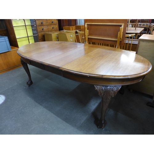 171 - A Victorian mahogany extending dining table