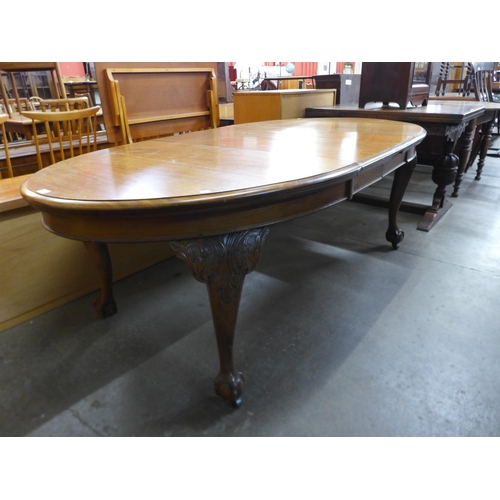 171 - A Victorian mahogany extending dining table