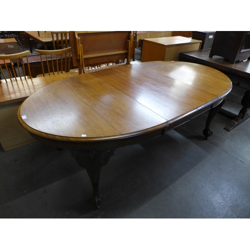 171 - A Victorian mahogany extending dining table