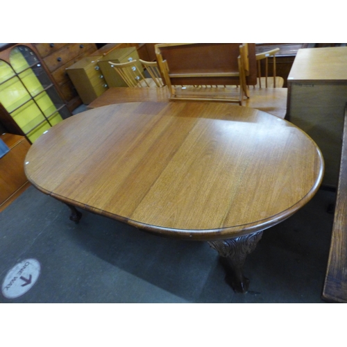 171 - A Victorian mahogany extending dining table