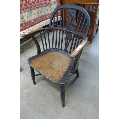 215 - A 19th Century elm and yew Windsor chair