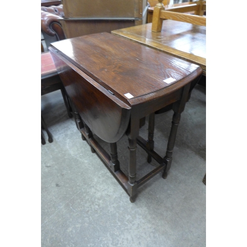 280 - An oak gateleg table