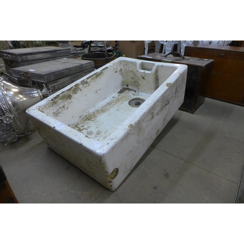 322 - A Belfast white ceramic sink, a/f