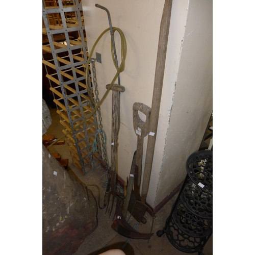 326 - Assorted vintage garden tools including spade, pitchfork, etc.