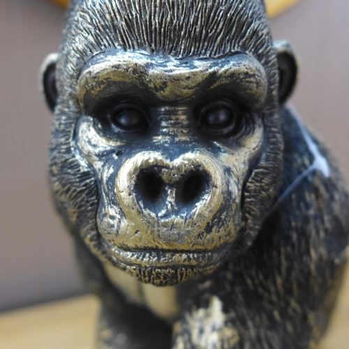 1366 - A decorative gorilla, H 32cms (2918718)   #