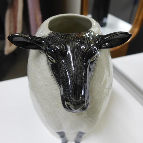 1416 - A black faced Suffolk sheep flower vase (19727)   #